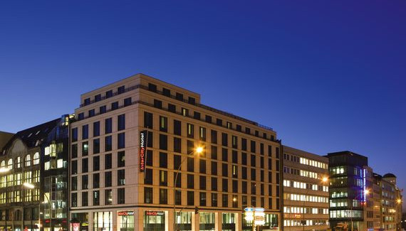 Eingang InterCity Hotel am Hauptbahnhof