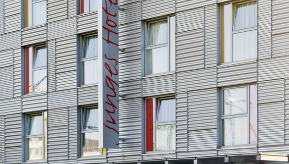 Eingang Junges Hotel Hamburg Betriebsges. mbH